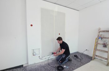 Anschlüsse verbinden und an das Netzteil anschließen