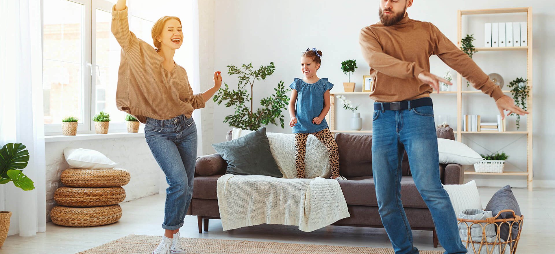 Familie tanzen Wohnzimmer Heizung