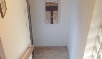 E-NERGY CARBON Fleece in Stiegenhaus